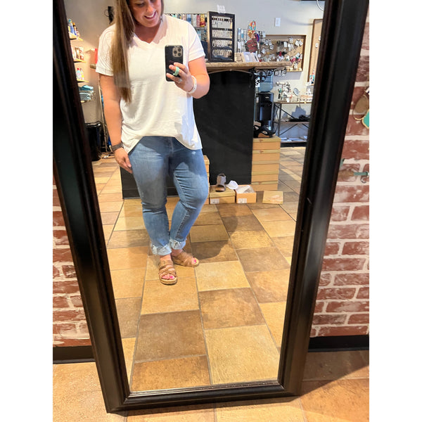 MID RISE RAW HEM SKINNY JEANS-Body and Sol