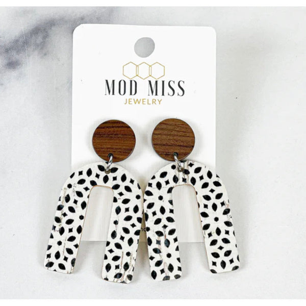 BLACK DECO WOOD EARRINGS-Body and Sol
